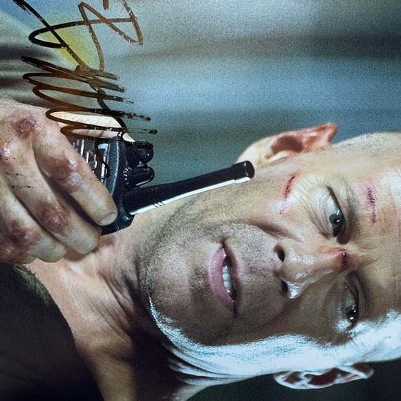 Bruce Willis autograph 8 x 10 photo - Picture 2 of 2